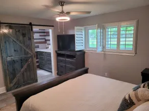 Spacious 3 bedroom country home on 1 acre fenced - Image 3