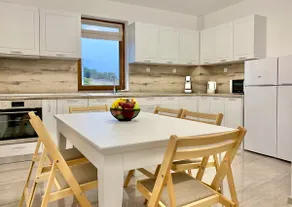 Spacious & Cozy 2 bed Apartment with Work Space & Fast Wi-fi - Image 3