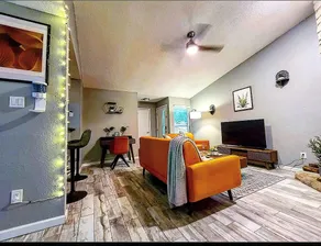 MID CENTURY ABODE- Convenient & spacious duplex - Image 2