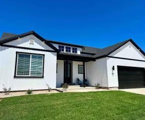 Full pickleball court, kings beds, HUGE clean home - Image 2