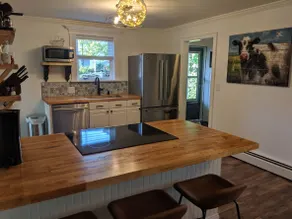 Blue Door Bungalow, close to downtown - Image 4