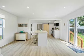 The Family Lakehouse - An Idyllic Bay Beach Escape - Image 5