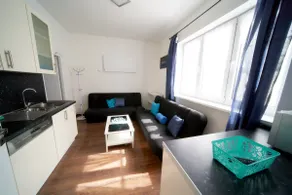 Jane's apartment is for up to 8 people with a kitchen and 2 bedrooms - Image 4