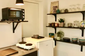Lovely bright 1 bedroom apartment with a patio. - Image 2