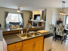Spacious 3 bedroom house with fireplace & garage - Image 5