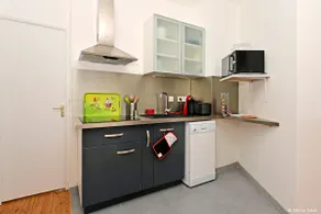 Quiet and Bright Apartment 2 minutes from the City Center - Image 3