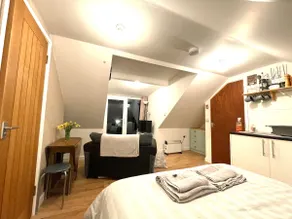 Self contained loft with a view - Image 4