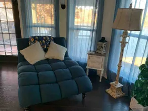 Cheerful 3 Bedroom home on a semi-private lake - Image 3