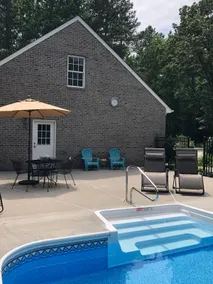 Private and Quiet Pool House Convenient Location - Image 5