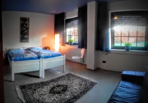 Guesthouse with privacy and big garden - Image 2
