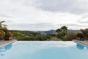Designer Villa with stunning vistas - Image 2
