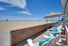TWO BEACHFRONT BUNGALOWS ON THE SAND IN Newport Beach - Image 2
