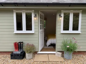 Luxury Garden Lodge - Image 2