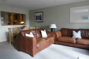 Liming Lodge - Lakeside Home in the Cotswolds - Image 3