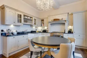 Delightful Luxurious Georgian 3 bed apartment - Image 3