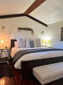 The Little River Love Shack-Romantic Spa Retreat - Image 4