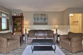 Pet Friendly Winter Lodge, sleeps 12, SuperHost - Image 3