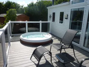 THE SUMMER HOUSE SEA SIDE ESCAPE WITH HOT TUB - Image 3