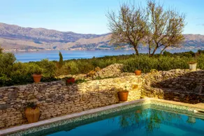 Luxurious villa with swimming pool - Image 5