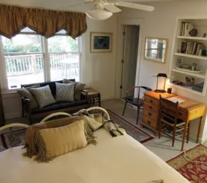 Cozy cottage-style studio by Big Creek Greenway - Image 3