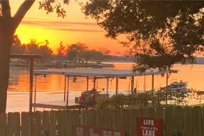Entire Lakefront home Cozy 4bds 2.5bath sleeps 12 - Image 5