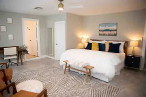 2bed/2bath - Steps to Coffee, BBQ, Tex-Mex - Image 2