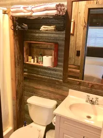 Little Oaks Lodging- Ranch Room 1 - Image 2
