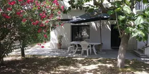 Furnished, air-conditioned ground-floor apartment overlooking the garden - Image 2