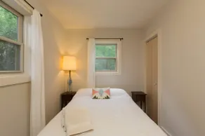 Hidden getaway close to downtown! - Image 2