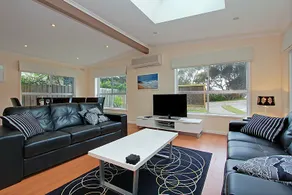 Hilltop Retreat - close to the beach, pet friendly - Image 3