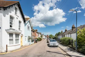 Cosy Fisherman’s Cottage, minutes from High Street, Harbour & Beach - Image 2