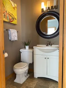 Cozy & Stylish Home w/private basement suite - Image 5