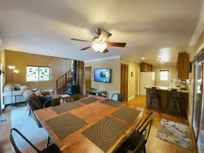 Cozy Mountain Retreat, Wi-Fi, decks, easy parking - Image 4