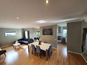 Beautiful large, modern property in central Albury - Image 4