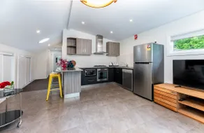 Luxurious & Spacious Apartment, 1-Min Walk to town - Image 4