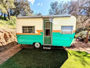 VCT#1 The Real Teal - Vintage Camper -Glamping  W/Lake Views - Image 4