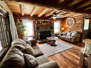 Cabin on Main- Cozy Downtown Burnsville! - Image 4