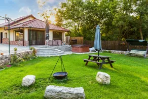 Guest House with Jacuzzi - Cozy and fully equipped - Image 2