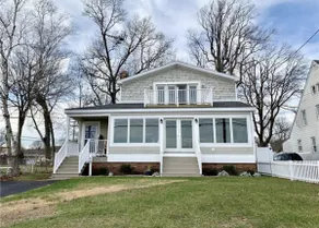 Beautiful, Spacious, Waterfront Home on the Bay - Image 3