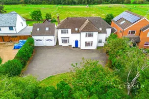 Spacious 5 Bed & Hot Tub Sleeps 13, near Stratford - Image 2