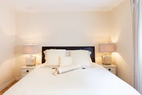 Killarney Centre Comfy Apt., 6ft king bed &Parking - Image 2