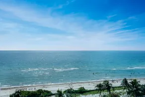 180 degree Oceanfront Renovated Beachfront Flat - Image 4
