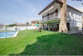 Villa with saltwater pool near the sea - Image 3