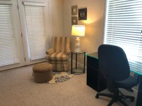 Light-filled Lower Level Suite near Downtown - Image 4