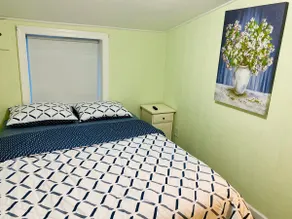 Relaxing Ocean Block Retreat - Unbeatable Location, Free Parking, Outdoor Shower - Image 5