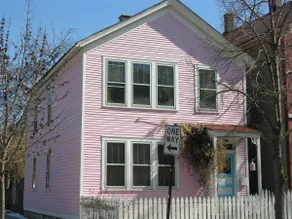 A Vintage Pink House in the Heart of Chicago - Image 2