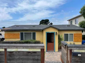 Cozy Cottage, plenty of parking, ocean view! - Image 3