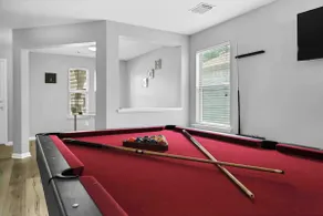 Family home*Nr Airport&NRG*King bd*65inTV*POOLTBL - Image 2