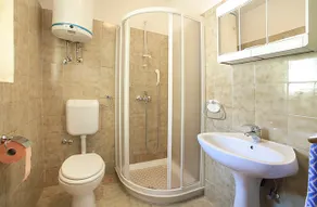 Cozy apartment w/ balcony at seafront (2-4 people) - Image 5