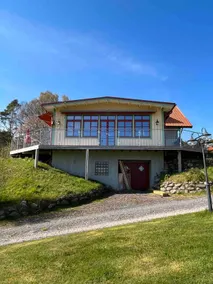 The house by the lake with its own jetty and boat. - Image 4